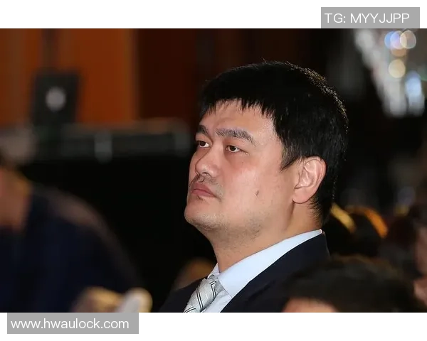 姚明与犀牛的奇妙邂逅：一场跨越物种的温情互动与环保呼唤