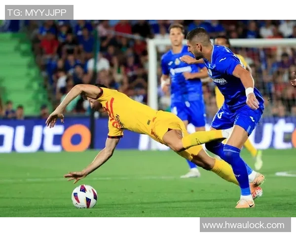 西甲焦点战巴萨与巴黎圣日耳曼激战成和红牌事件引发全场热议